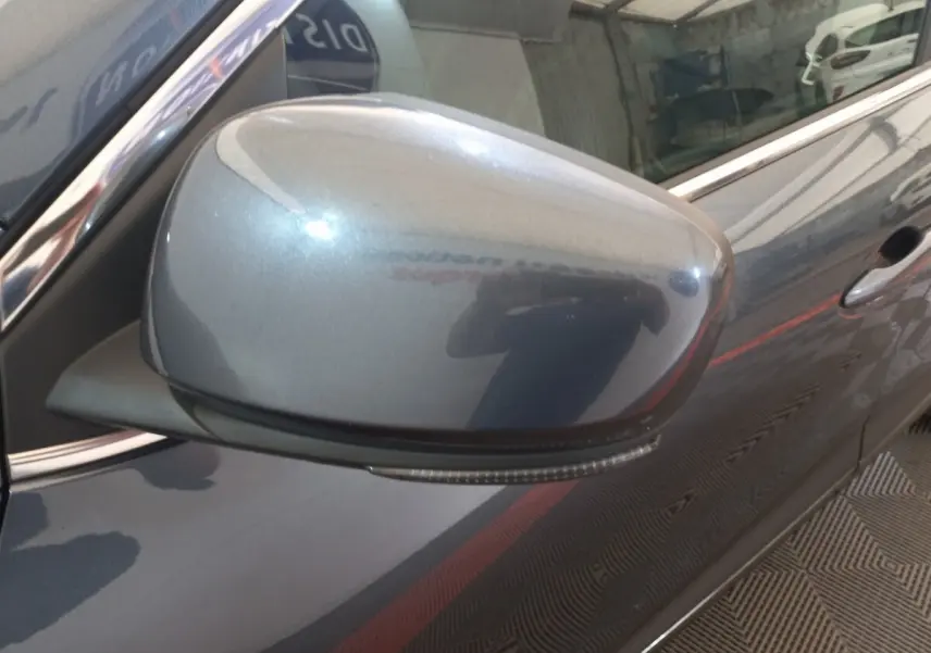 Gros plan sur le rétroviseur droit gris foncé du Renault Kadjar Business Blue dCi 115 EDC 2022 avec clignotant intégré.