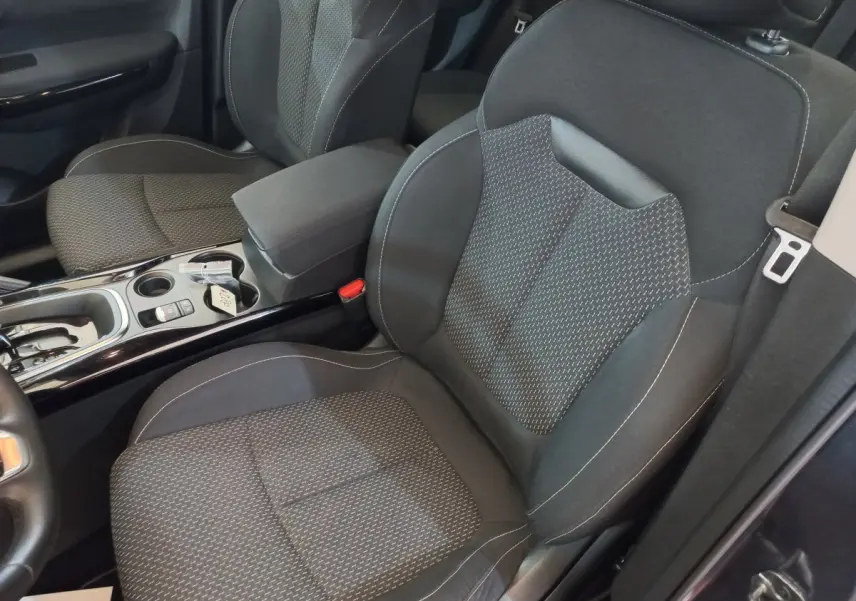 Vue intérieure rapprochée des sièges avant gris foncé avec console centrale brillante du Renault Kadjar Business 2022.