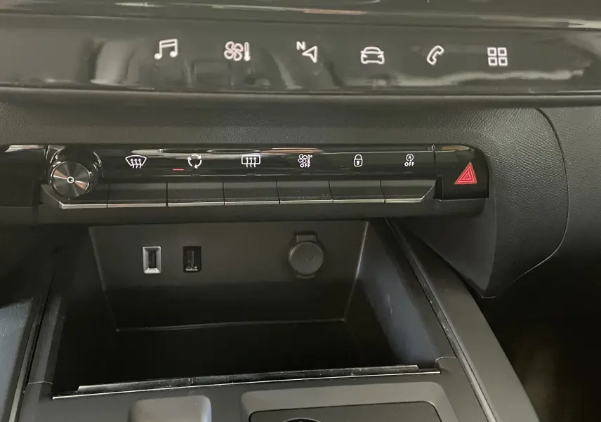 Vue rapprochée de la console centrale intérieure du Citroën C5 Aircross gris platinium, montrant les commandes tactiles et prises USB.