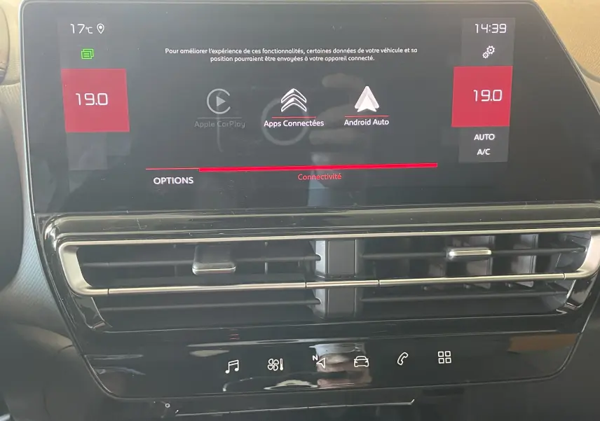 Écran tactile central du tableau de bord du Citroën C5 Aircross gris platinium, affichant les options de connectivité Apple CarPlay et Android Auto.