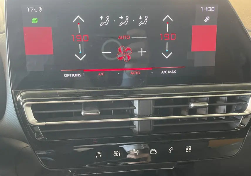 Écran tactile central de la climatisation automatique bizone du Citroën C5 Aircross gris platinium, vue frontale rapprochée.