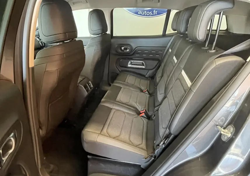Vue intérieure côté droit des sièges arrière en tissu gris du Citroën C5 Aircross Hybride 2025 gris platinium.