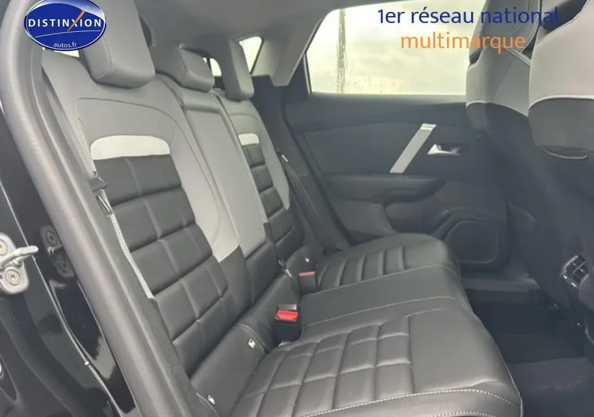 Vue intérieure côté gauche sur la banquette arrière noire et grise d'une Citroën C4 2025 hybride automatique.