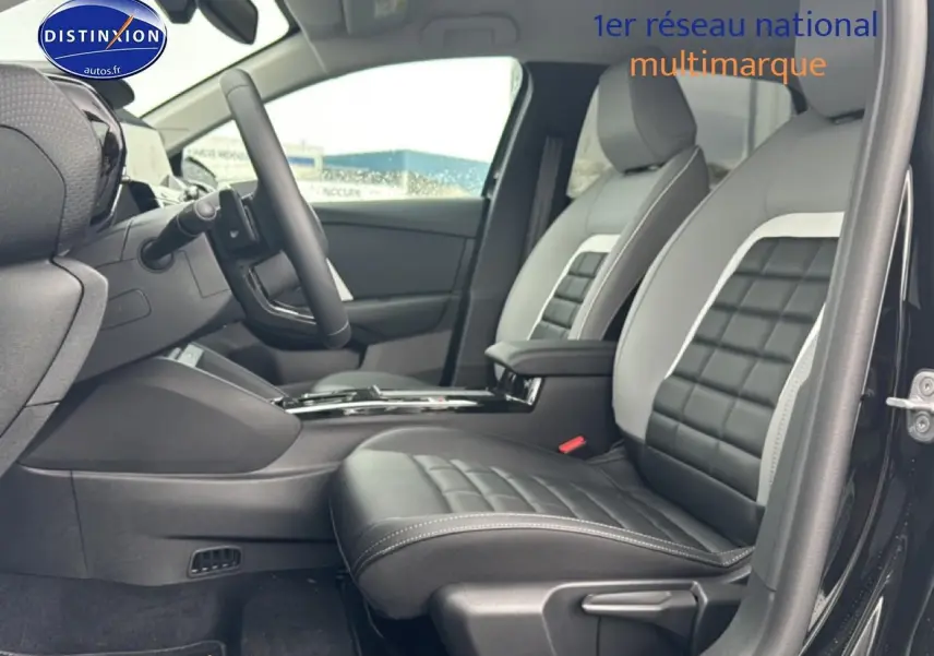 Vue intérieure côté conducteur de la Citroën C4 hybride 2025, sièges bicolores noir et gris avec accoudoir central.