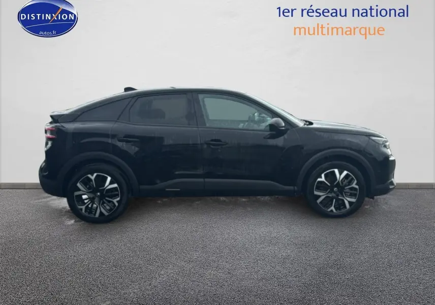 Profil côté gauche d'une Citroën C4 noire 2025 avec jantes alu et vitres surteintées, sur fond neutre.
