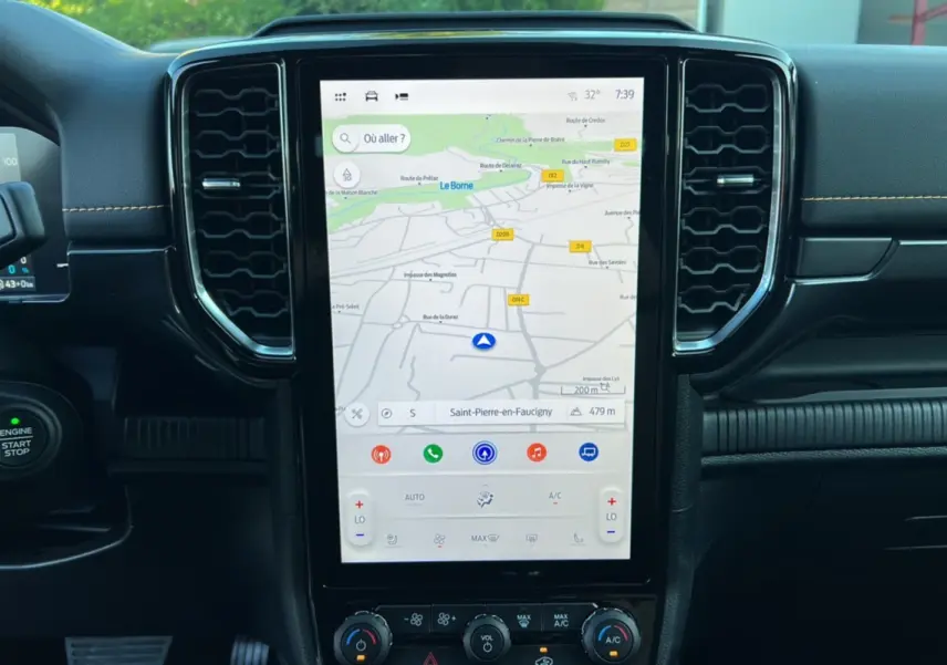 Vue rapprochée de la console centrale du Ford Ranger PHEV 2025 avec écran tactile GPS et finition noire élégante.