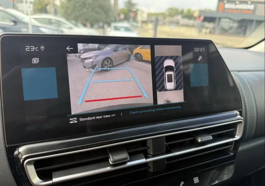Écran tactile intérieur du Citroën C5 Aircross 2024 noir métal montrant la caméra de recul et l’aide au stationnement.