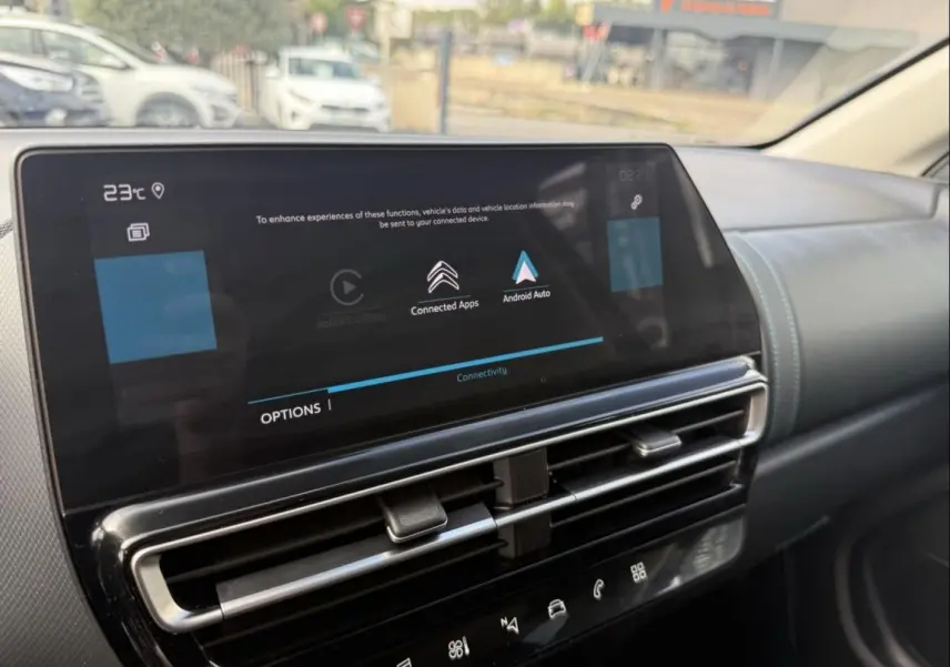 Écran tactile central et tableau de bord du Citroën C5 Aircross 2024 noir métal, vue intérieure côté passager.