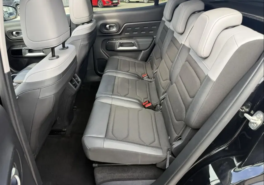 Vue intérieure côté droit sur les sièges arrière gris et noirs du Citroën C5 Aircross 2024 noir métal.