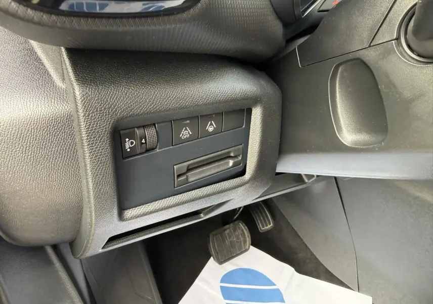 Vue intérieure côté conducteur du Citroën C5 Aircross noir métal 2024, montrant les commandes de réglage et pédales.