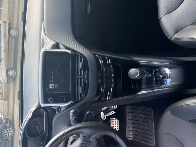 Vue intérieure du poste de conduite d'une Peugeot 208 1.2 PureTech Feline 2015, avec console centrale et boîte automatique.