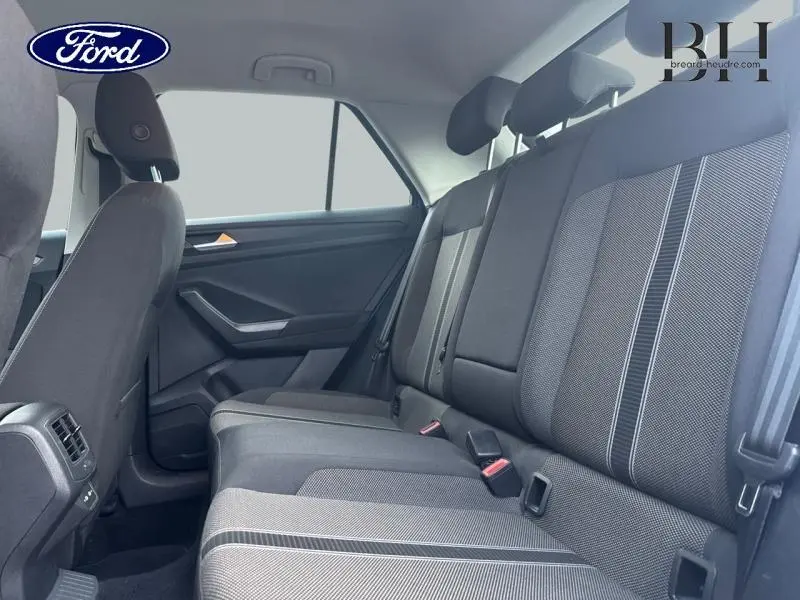 Vue intérieure côté droit des sièges arrière en tissu gris du Volkswagen T-Roc 1.0 TSI 110ch Lounge Business 2021.