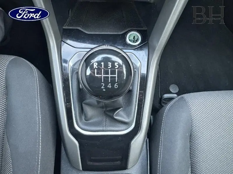 Vue rapprochée du levier de vitesses manuel noir dans l'habitacle d'un Volkswagen T-Roc 1.0 TSI bleu Ravenna.