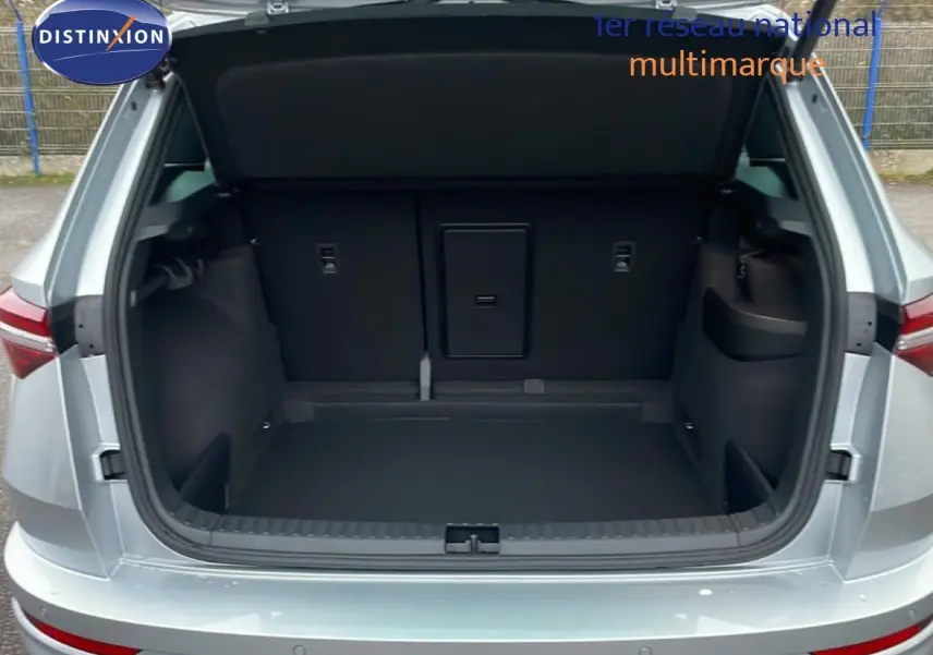 Vue arrière ouverte du coffre gris argent métallisé du Skoda Karoq 1.5 TSI 150ch DSG7 Sportline 2025, intérieur noir.