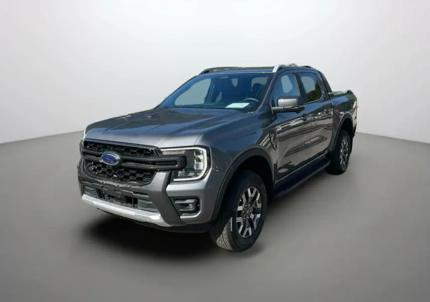 Ford Ranger PHEV gris carbone vu en 3/4 avant droit avec calandre noire et jantes alu 18 pouces.