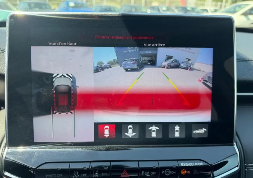 Écran tactile intérieur montrant la caméra de recul et la vue 360° du Jeep Compass blanc, version hybride 2025.