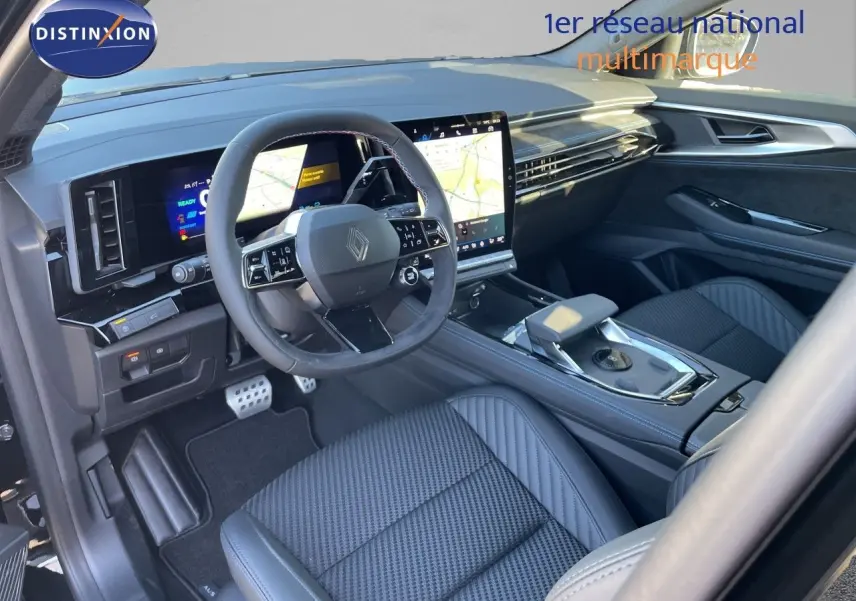 Vue intérieure côté conducteur du Renault Austral E-Tech noir étoile métal, avec tableau de bord numérique et écran tactile central.
