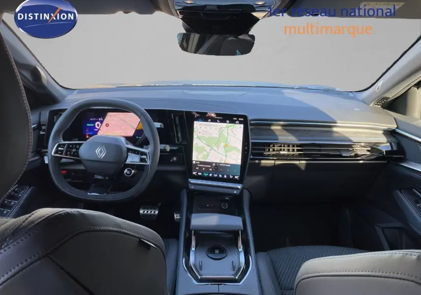 Vue intérieure avant du Renault Austral E-Tech Full Hybrid 2026, tableau de bord noir avec écran tactile central vertical.