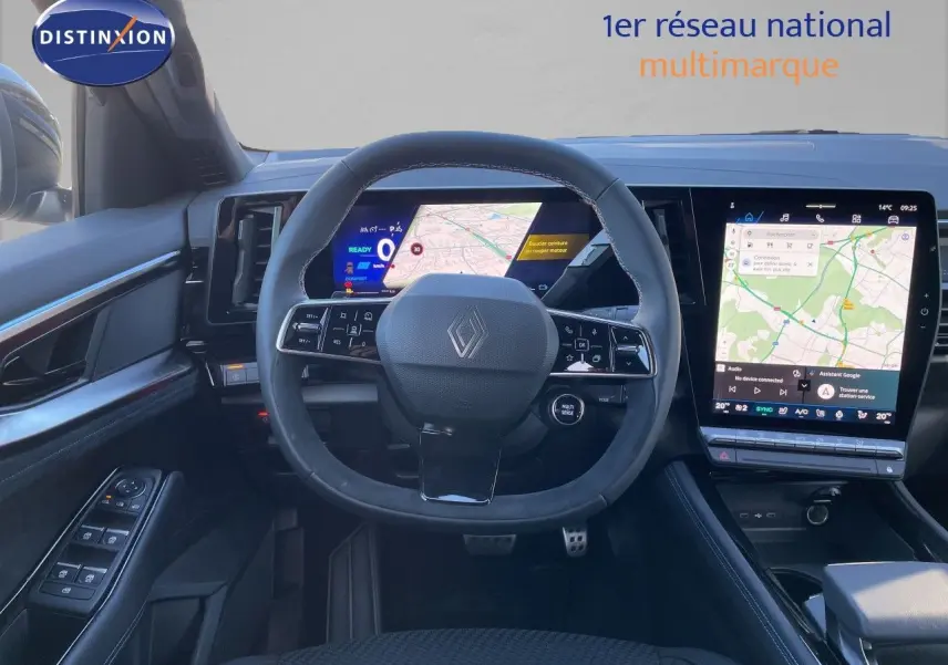 Vue intérieure centrée sur le volant et les écrans numériques du tableau de bord du Renault Austral noir étoile métal.