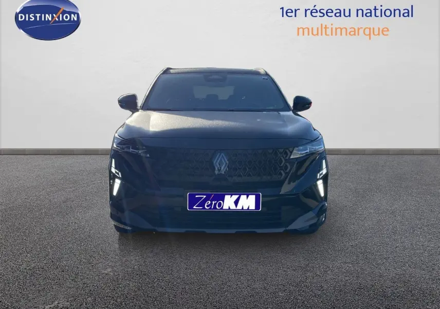 Vue frontale du Renault Austral noir étoile métal avec calandre au design hexagonal et feux LED distinctifs allumés.