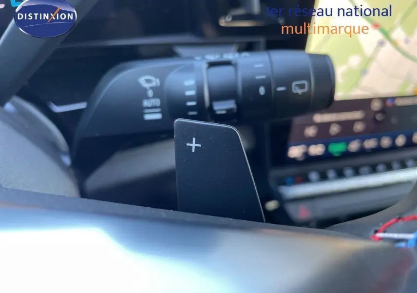 Gros plan sur la palette de passage de vitesse droite dans l’habitacle noir du Renault Austral E-Tech Full Hybrid 2026.