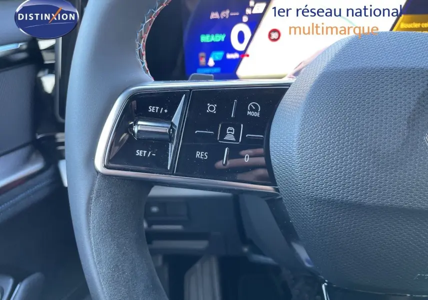 Gros plan sur le volant noir du Renault Austral E-Tech 2026, mettant en valeur les commandes de régulateur de vitesse.