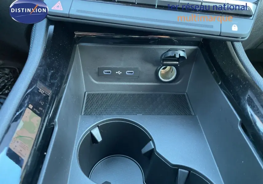 Gros plan de la console centrale du Renault Austral noir étoile métal, montrant prises USB et allume-cigare.