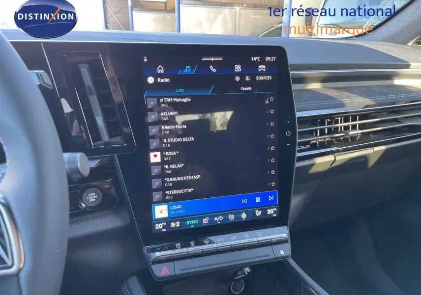 Vue intérieure du tableau de bord du Renault Austral E-Tech hybride 2026, écran tactile central allumé, finition noire élégante.