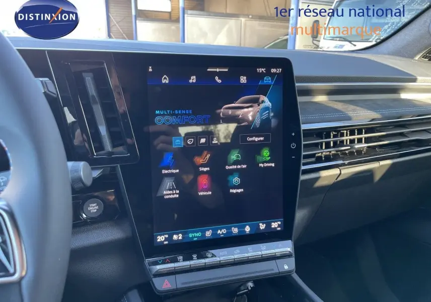 Vue intérieure du tableau de bord du Renault Austral noir étoile métal, avec écran tactile central affichant le mode Confort.