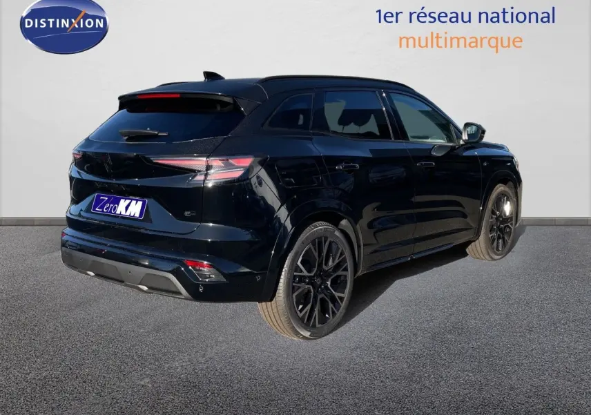 Renault Austral noir étoile métal en 3/4 arrière droit, avec jantes noires et feux arrière LED distinctifs.