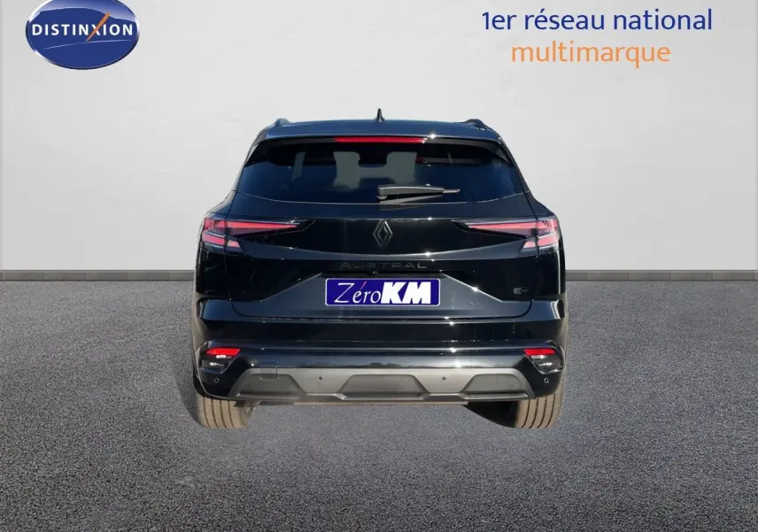 Vue arrière d'un Renault Austral noir étoile métal 2026, mettant en valeur ses feux LED fins et son design moderne.