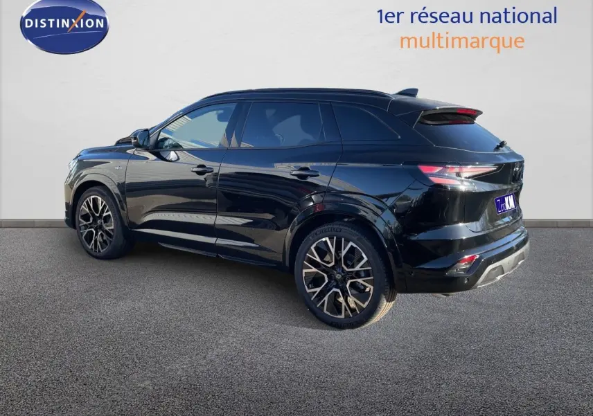 Renault Austral E-Tech hybride noir étoile métal en 3/4 arrière droit, avec jantes alliage distinctives et toit noir.