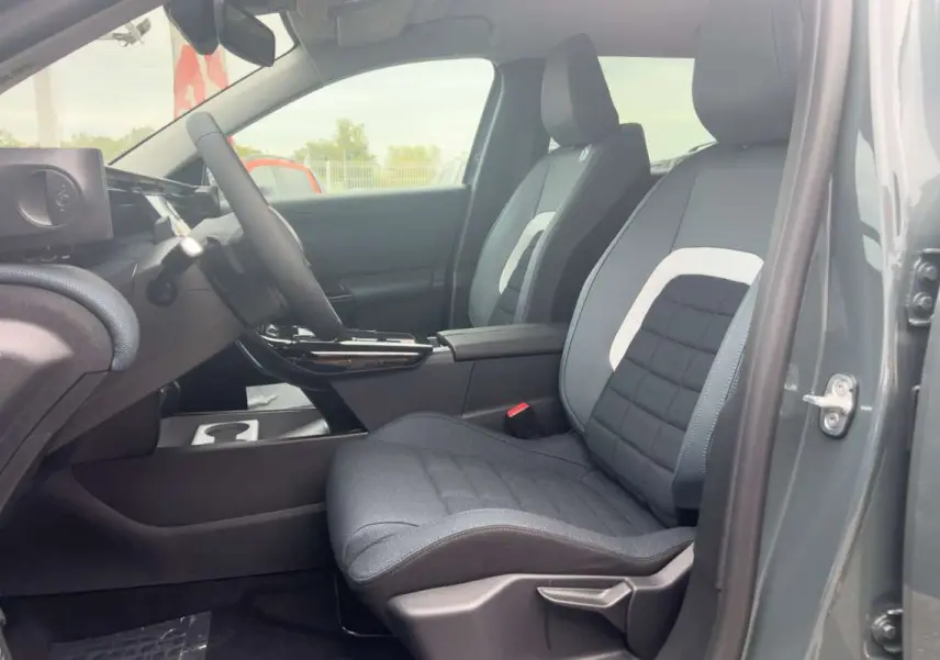 Vue intérieure côté conducteur du Citroën C5 Aircross Hybrid 145 Plus en vert Astoria, sièges tissu gris avec inserts blancs.