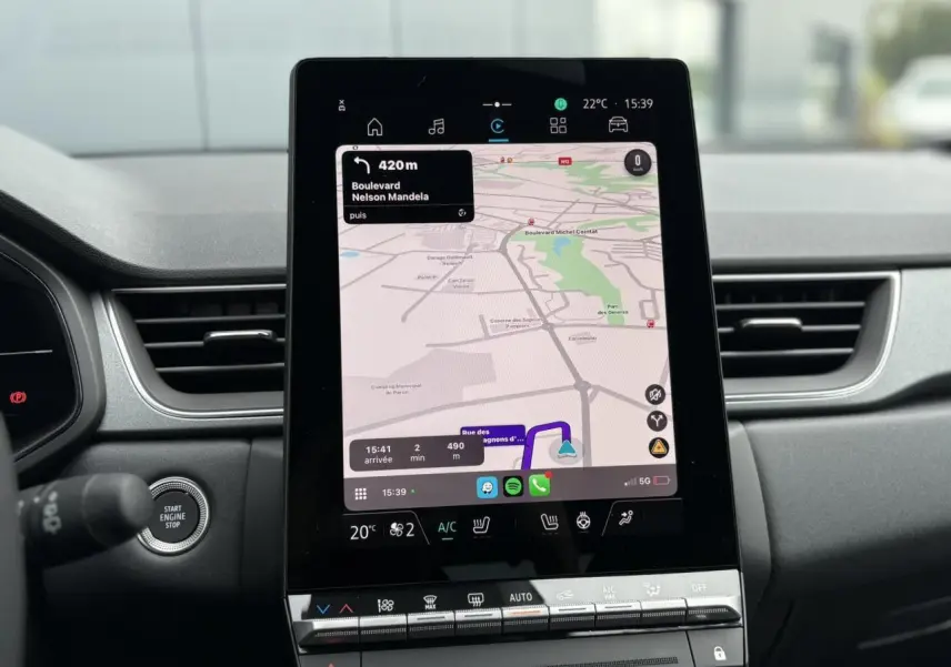 Écran tactile central du tableau de bord du Renault Captur gris Cassiopée, affichant la navigation GPS.