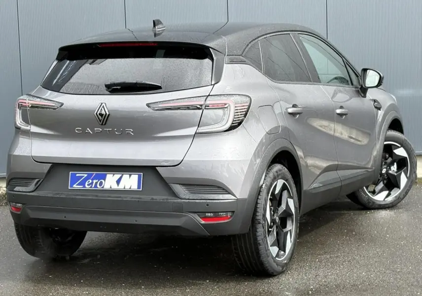 Vue 3/4 arrière droite du Renault Captur gris Cassiopée avec jantes noires et toit noir étoilé.