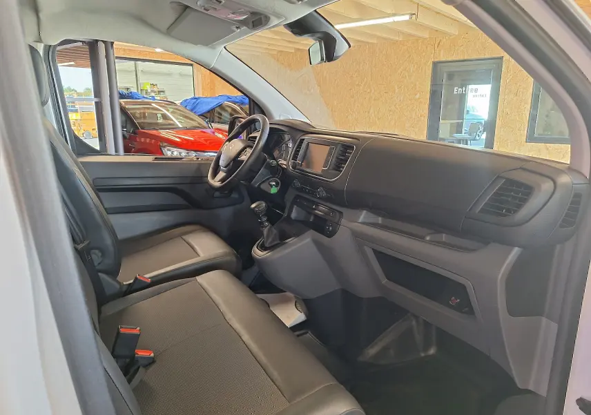 Intérieur du Citroën Jumpy 2.0 BlueHDi 120 Club 2020, vue côté conducteur sur tableau de bord et sièges noirs.