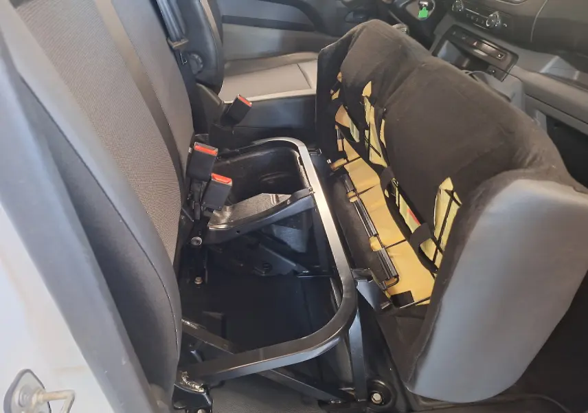 Vue intérieure côté droit du siège avant relevé du Citroën Jumpy blanc 2020, montrant la structure métallique et la garniture partiellement retirée.