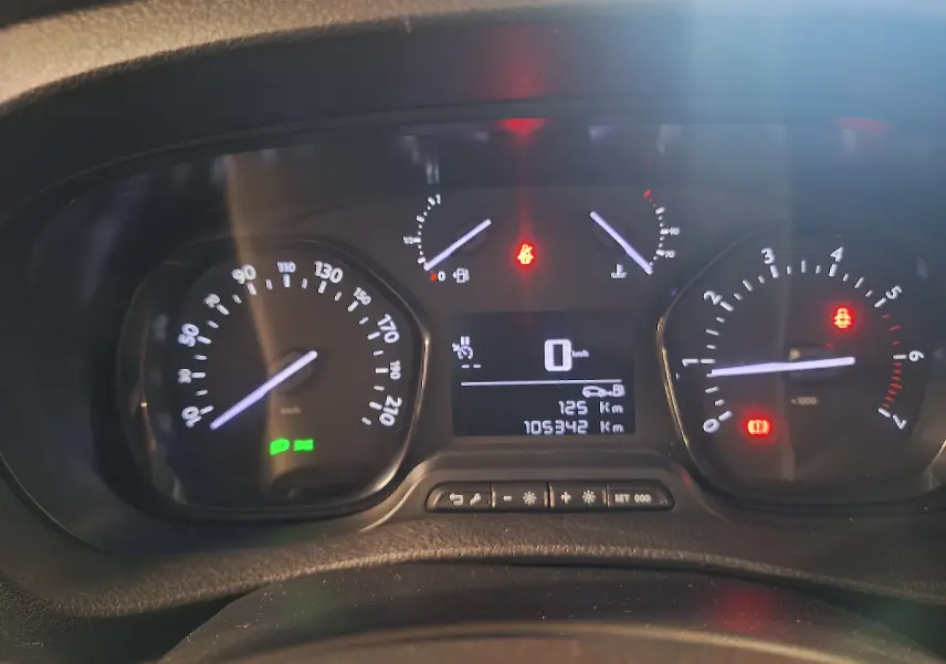 Tableau de bord du Citroën Jumpy 2.0 BlueHDi 120 Club 2020, affichage numérique et compteurs analogiques éclairés.