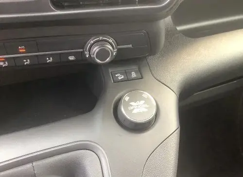 Gros plan sur la console centrale côté droit du DANGEL PARTNER 4x4 gris Artense, montrant la molette de sélection 4x4 et commandes climatisation.