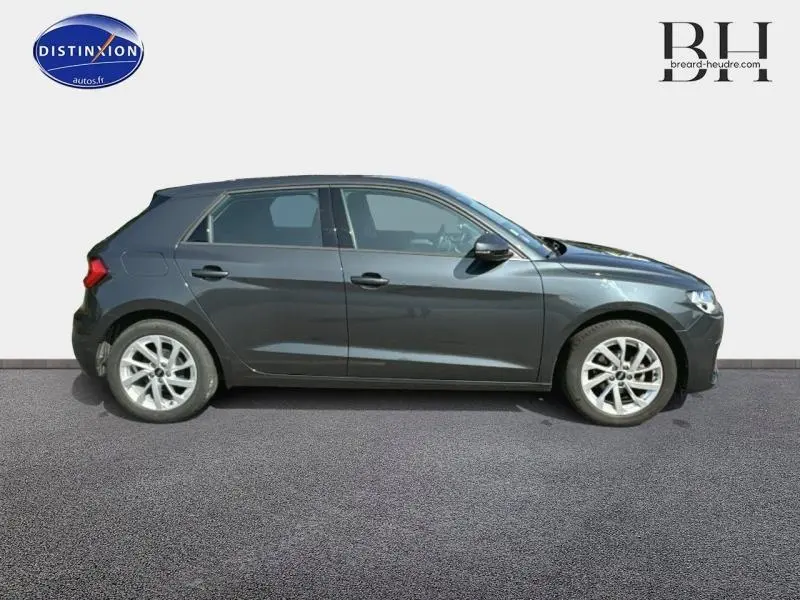 Audi A1 Sportback 25 TFSI Business line noir Mythic métallisé vue de profil côté gauche sur fond clair.