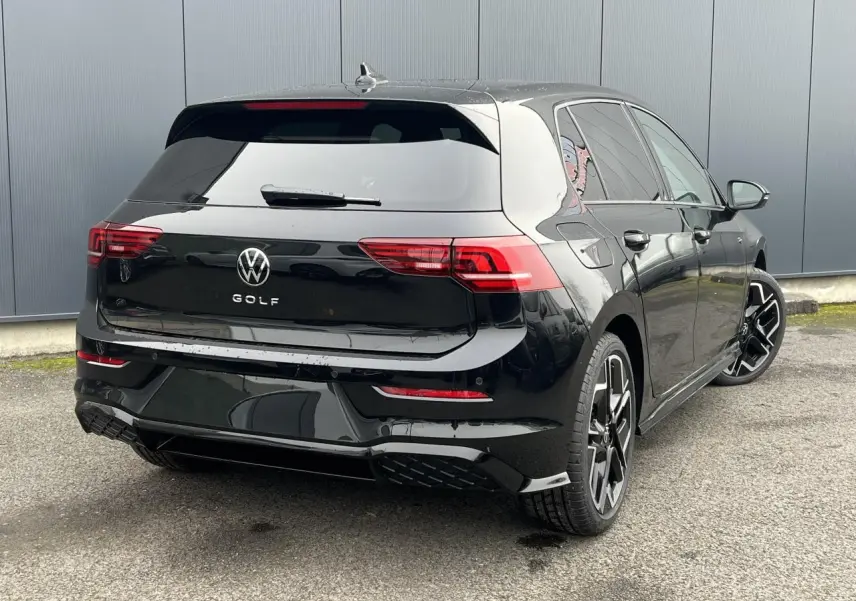 Volkswagen Golf VIII noire vue 3/4 arrière droit avec jantes alliage 18 pouces et toit ouvrant panoramique.