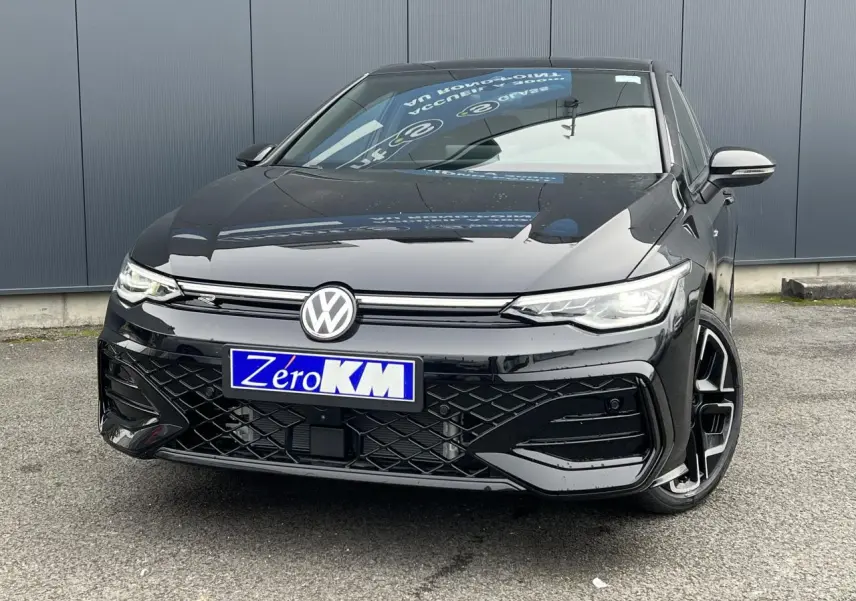 Volkswagen Golf VIII R-Line noire vue de face, avec calandre spécifique et jantes alliage 18 pouces.