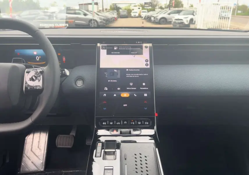 Vue intérieure centrée sur la console tactile verticale et le volant cuir du Citroën C5 Aircross Hybrid 2026.