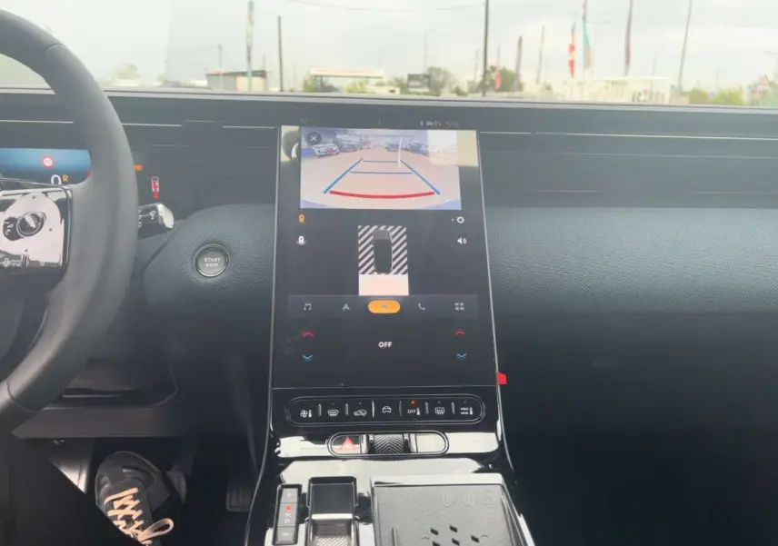 Vue intérieure centrée sur la console centrale tactile et volant cuir du Citroën C5 Aircross Hybrid 2026.