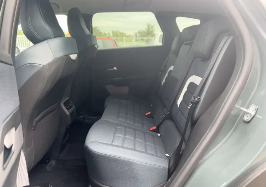 Vue intérieure arrière côté droit du Citroën C5 Aircross Hybrid 145 Plus vert Astoria, sièges tissu gris foncé.