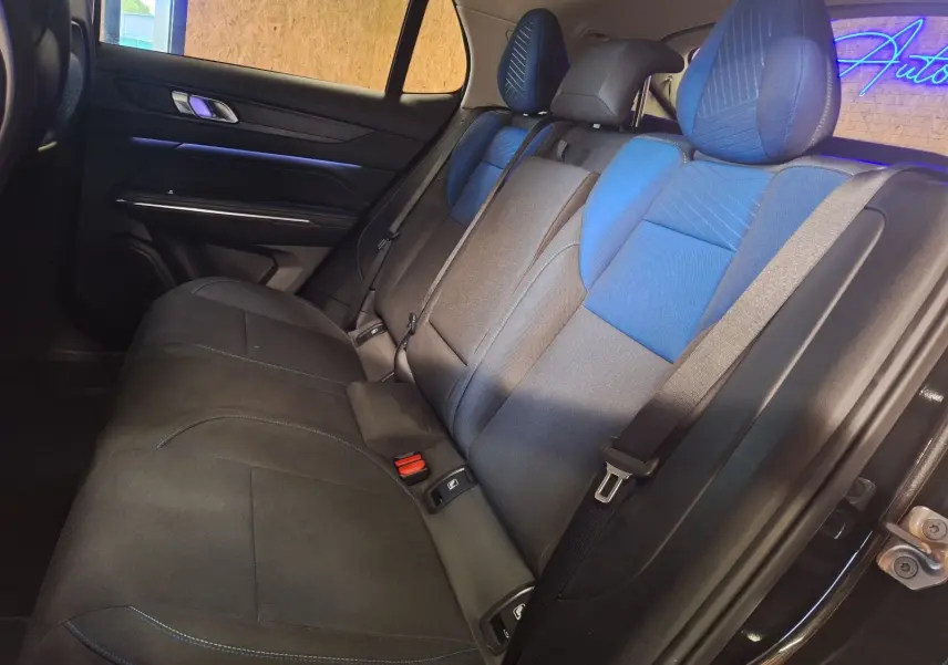 Vue intérieure côté droit des sièges arrière en tissu noir et bleu du Lynk & Co 01 hybride rechargeable 2023.