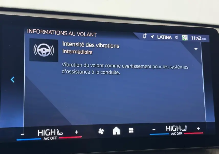 Écran digital intérieur du BMW X1 2024 affichant l’intensité des vibrations au volant, vue de face.