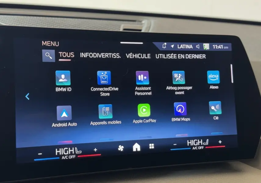 Écran tactile central du BMW X1 2024 affichant les applications connectées et commandes climatisation en intérieur.