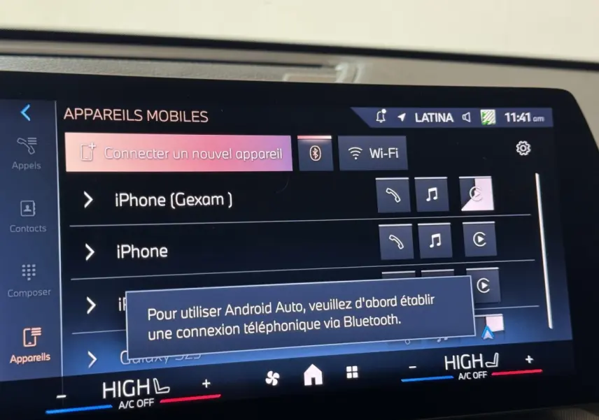 Écran tactile central du BMW X1 2024 affichant la connexion Bluetooth et options multimédia.
