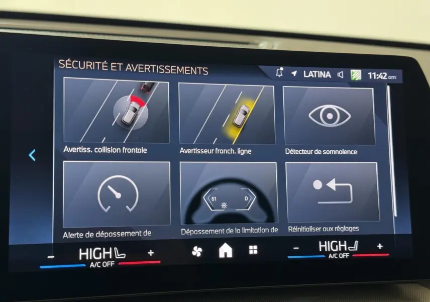Écran tactile intérieur affichant les alertes de sécurité du BMW X1 2024, vue rapprochée du tableau de bord.